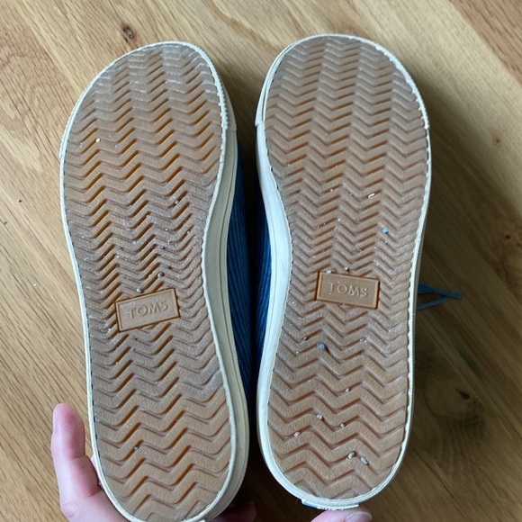 TOMS teal corduroy tennis shoes sneakers. Ribbon laces. Size US 8.5. CUTE!! - Picture 4 of 7